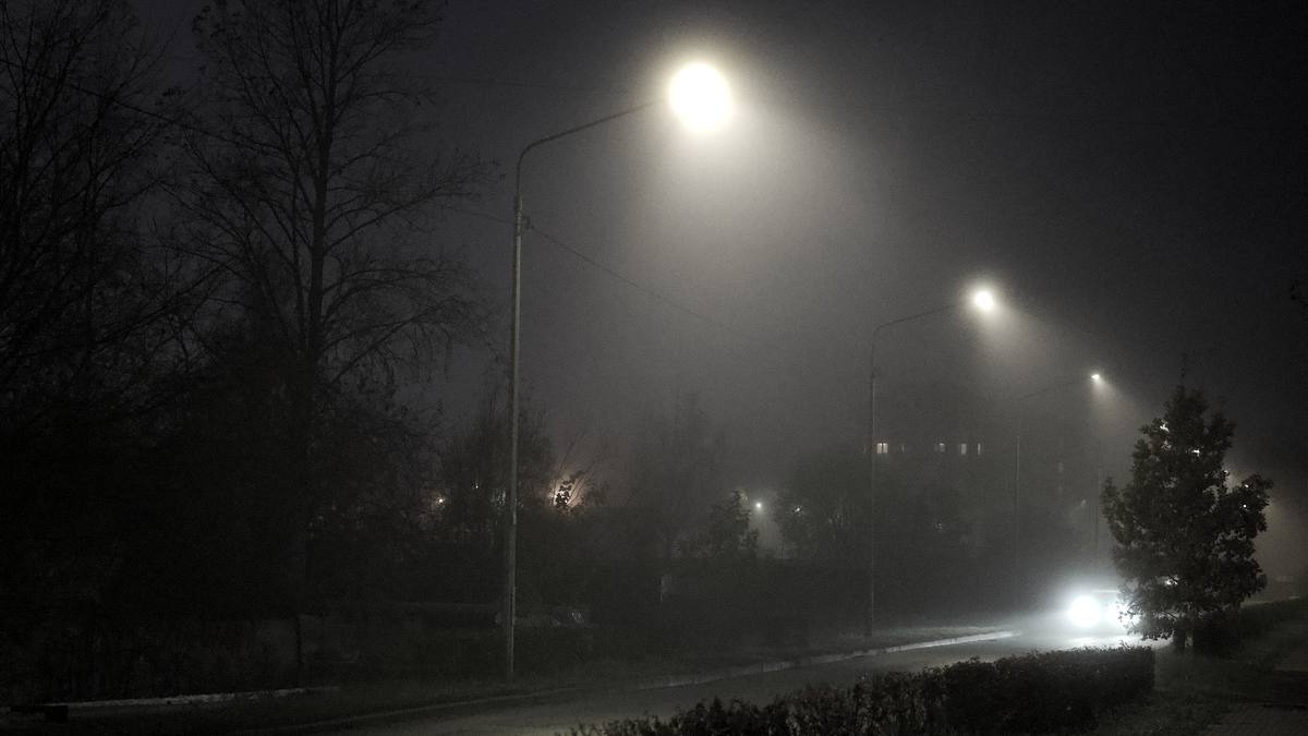 Straatlantaarns in de mist. Het licht heeft geen rand meer