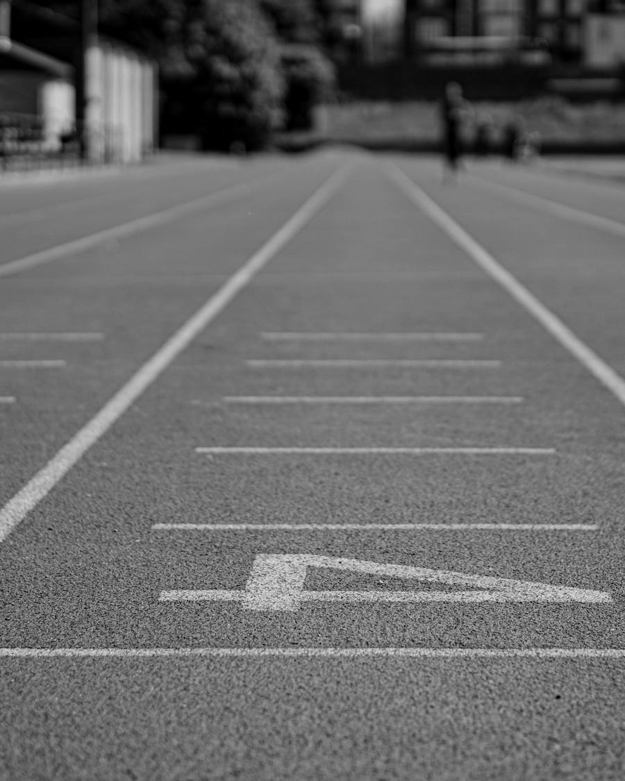 Een lege atletiekbaan. De banen lopen van je weg